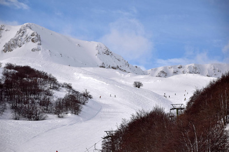 0012的高山上充满了雪。