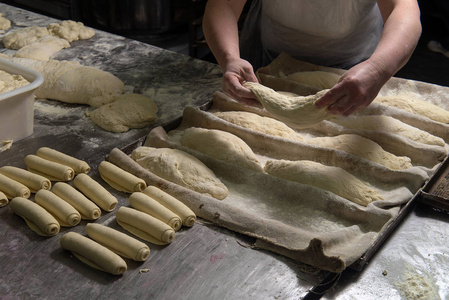 女性手的特写在桌上揉面面团照片