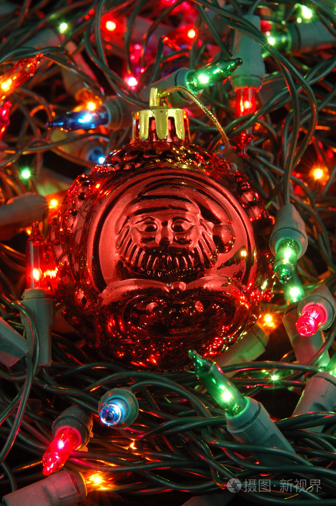 红色圣诞球在圣诞灯