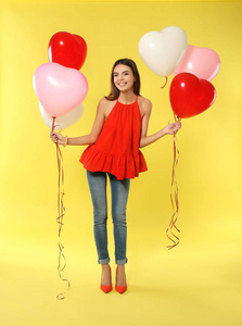浪漫的年轻女子与心形气球情人节颜色背景