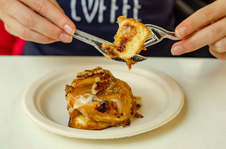 面包 sinnabon 女人吃蛋糕甜点照片