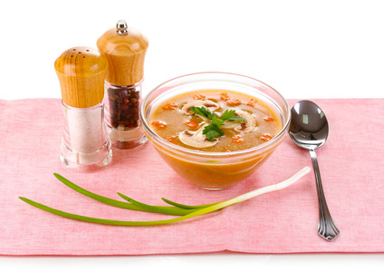 孤立在白色的粉色桌布上的美味汤