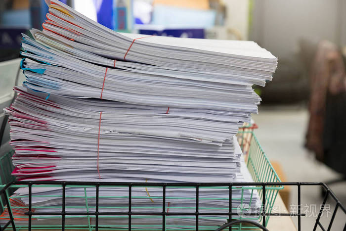 商业和金融概念的办公室工作,未完成的文件在办公室桌上,商务纸叠堆