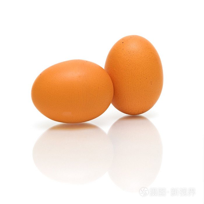 两个蛋在白色背景特写