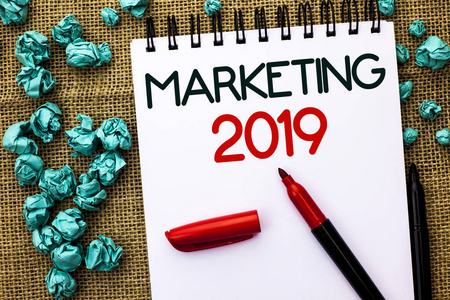 写的笔记显示市场营销2019。商业照片展示新年市场战略新的开始广告想法写在笔记本上的黄麻背景标记在它旁边