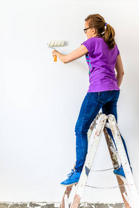 项目经理和他的同事,建筑工人,勤杂工和建筑工人正在用卷尺测量装修用