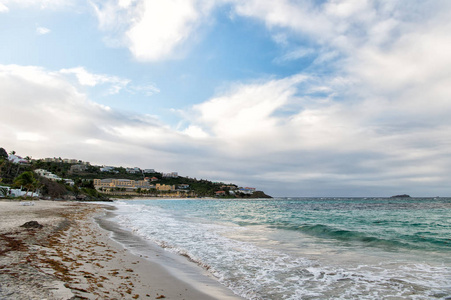 海景与镇在山风景, 自然。海滩上多云的天空在菲利普斯堡, 圣马丁马丁。加勒比海滩度假。流浪, 探险和旅行