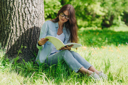 读一书在公园的女人
