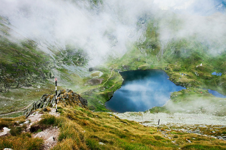 在夏天在罗马尼亚和 fagaras 弗兰克  卡普拉湖景观山