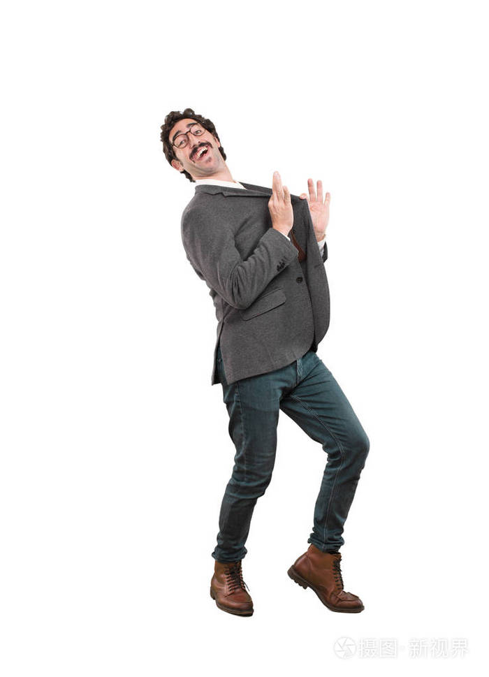 年轻的疯子在骄傲的姿势完全身体切口人反对白色背景