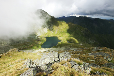 在夏天在罗马尼亚和 fagaras 弗兰克  卡普拉湖景观山