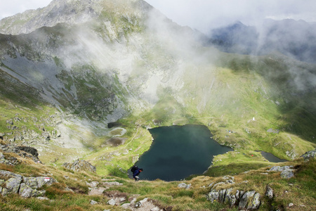 在夏天在罗马尼亚和 fagaras 弗兰克  卡普拉湖景观山