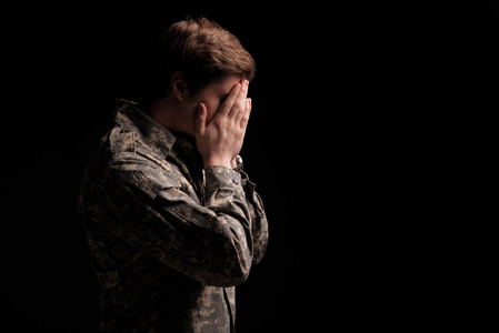 学生无奈悲伤的男军校学生感到无助照片