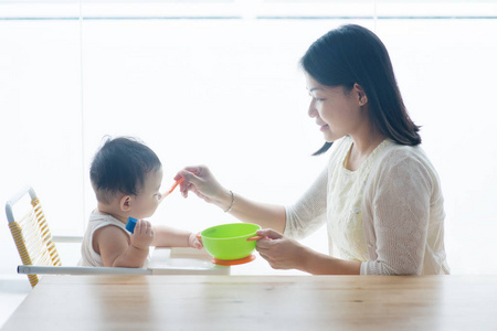 母亲喂养幼儿