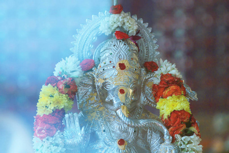 银色雕像在印度教神妮莎仪式大象