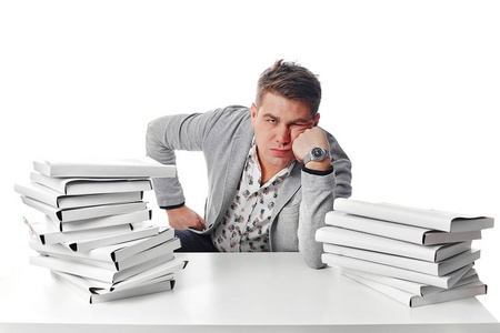 在办公室加班做有太多工作要做的人.在白色背景上被隔离照片