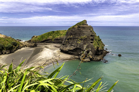 新西兰奥克兰 Piha 海滩 Taitomo 岛景观