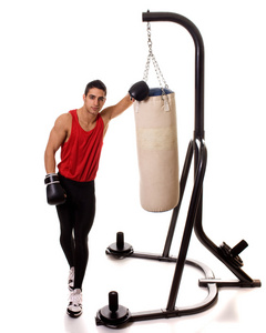 体育锻炼拳击与沉重的包。射过白色的工作室