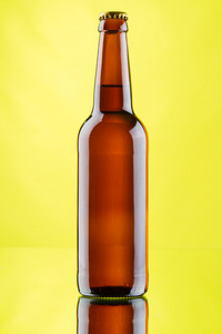 啤酒杯和瓶在黄色背景上