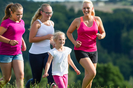 母亲和孩子们在夏天跑步更好的健身