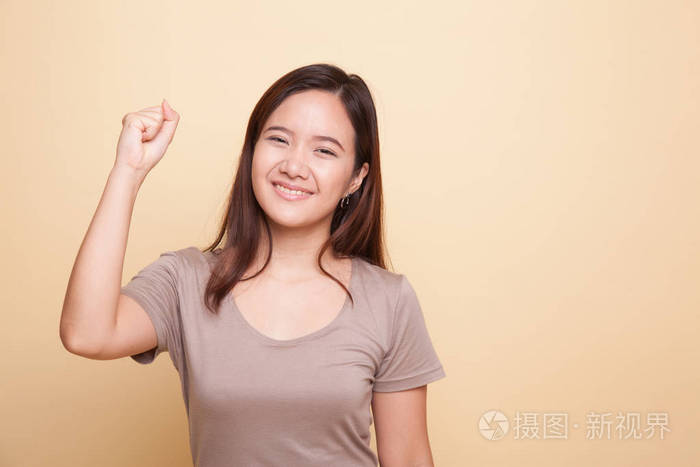 成功的年轻亚洲女人抓住拳头了