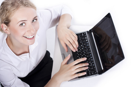 在笔记本电脑上工作的妇女的顶视图
