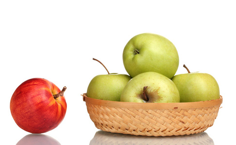 多汁绿色苹果在白色上孤立的篮子和红苹果