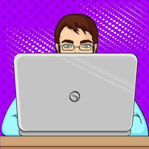 一个男性程序员为笔记本电脑工作.计算机上的 it 人员.