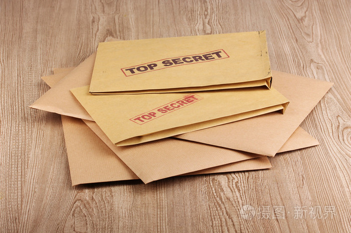 带有木制背景上的顶级秘密邮票信封