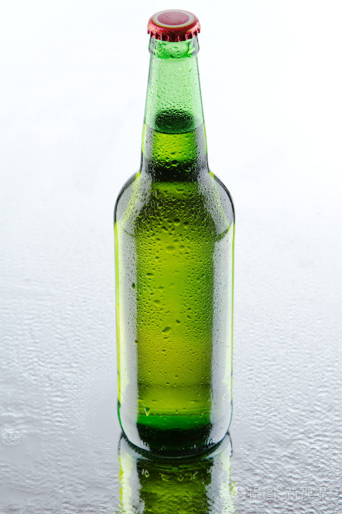 孤立在白色背景上的啤酒瓶