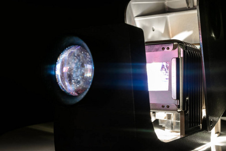 老式照片幻灯片投影仪显示旧照片幻灯片在黑暗的房间照片