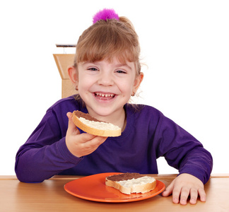 快乐的小女孩吃巧克力面包
