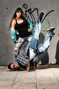 城市对年轻夫妇的舞者嘻哈舞蹈城市场景
