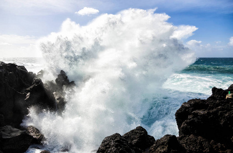 蓝天和绿色海洋, 巨大和强大的波浪击中海岸岩石, 传播水象爆炸