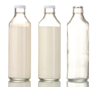 瓶牛奶和孤立在白色空瓶