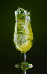 glass 的鸡尾酒与石灰和薄荷绿色背景