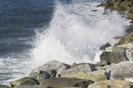 利古里亚海岸上的浪花图片