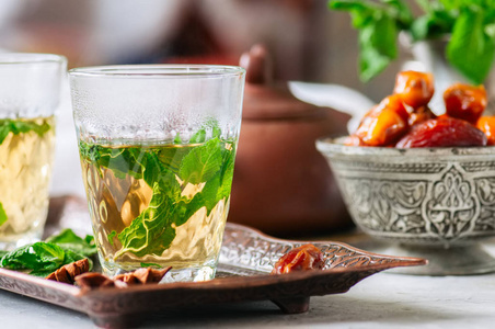传统的摩洛哥薄荷茶与日期的老式托盘。惠特