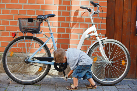 大型自行车的可爱小男孩