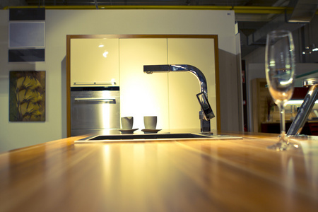 现代厨房管道和接收器图片