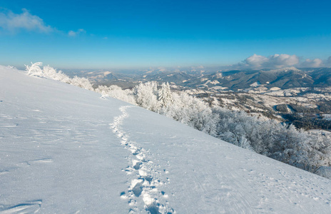 冬天山下雪的风景