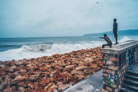 海浪和岩石海岸鸟瞰。人的雕像。瓦尔纳2018