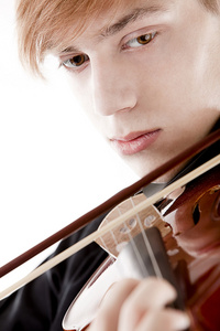 一个年轻的小提琴手的肖像