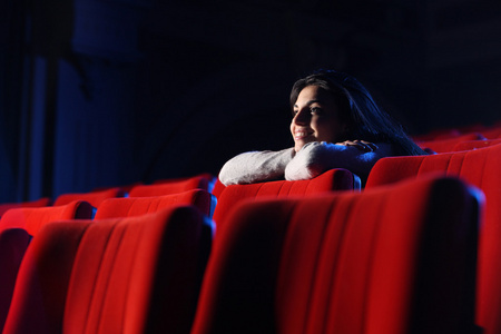 在电影院看电影: 一个漂亮的女孩在米的画像照片