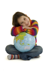 年轻女孩拥抱世界地球仪