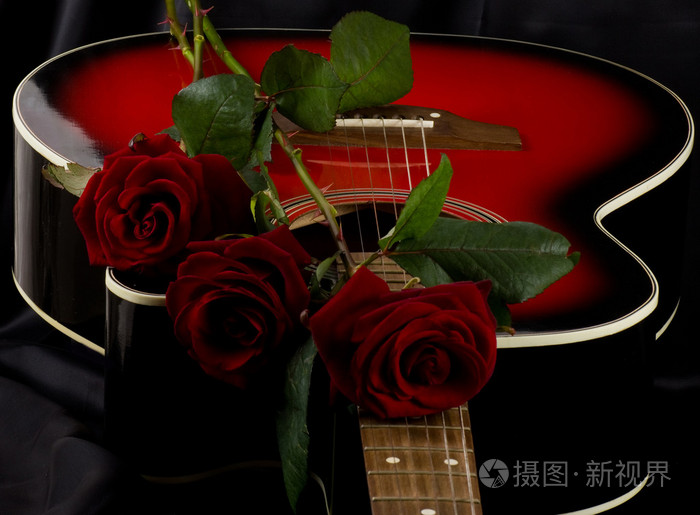 美丽的红色吉他与红玫瑰