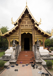 在泰国寺庙入口处放置的鞋子图片