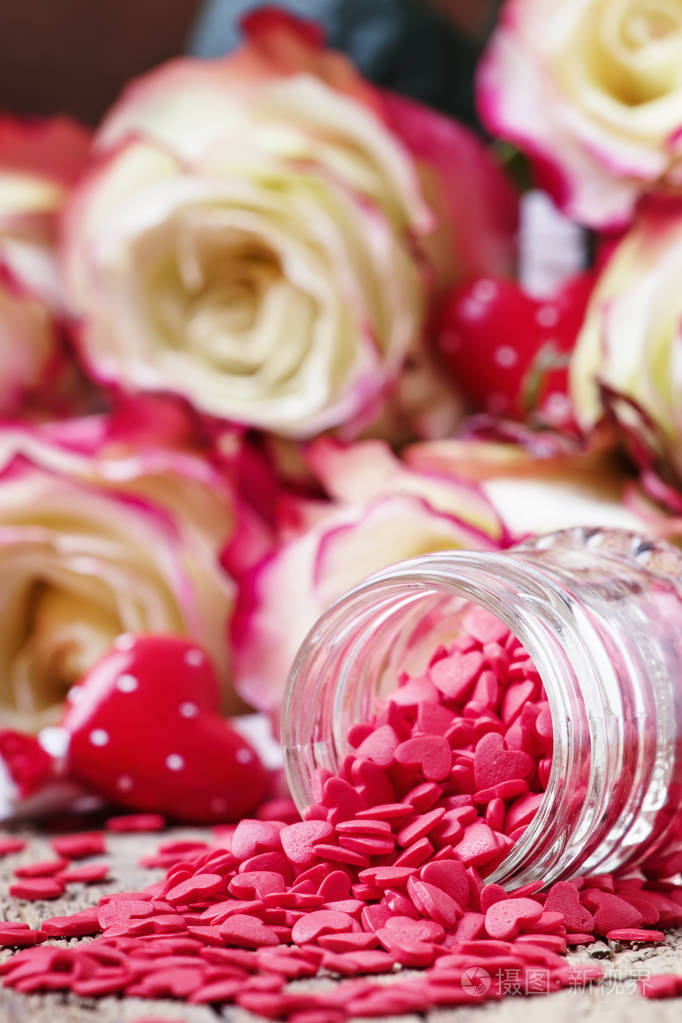 红甜心, 情人节贺卡在新鲜的粉红色和白色的玫瑰背景, 选择性焦点