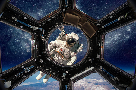 外太空中的宇航员照片