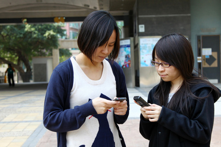 使用移动电话的亚裔女子